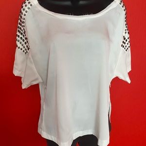 Short sleeve white boatneck shirt with studs on shoulders